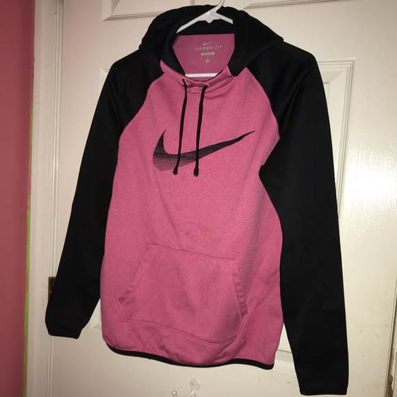 Nike Tops - Nike therma-fit hoodie